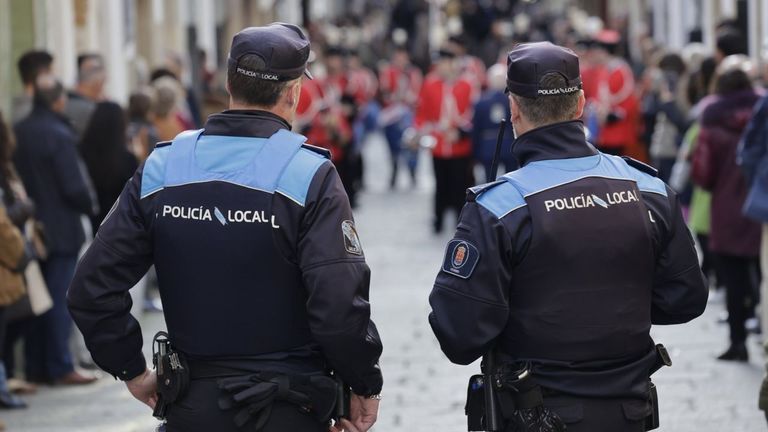 En imagen de archivo, agentes de la Polic�a Local de Viveiro patrullando durante una procesi�n de Semana Santa