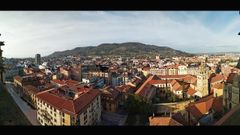 El monte Naranco, visto desde la torre de la Catedral. En primer t�rmino, el monasterio de las Pelayas