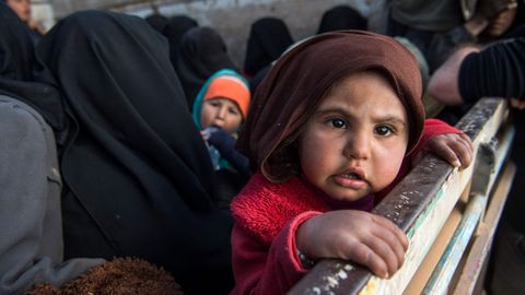 Mujeres y ni�os son evacuados en un cami�n de Baghuz, el �ltimo reducto del Estado Isl�mico