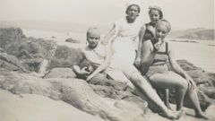 El �ltimo verano. En esta foto de Pilar est�n, de derecha a izquierda, Mar�a Casares, Mercedes Mosquera, Pilar L�pez-N�voa y una cuarta joven sin identificar. El verano de 1935 fue el �ltimo que Mar�a pas� en Bastiagueiro
