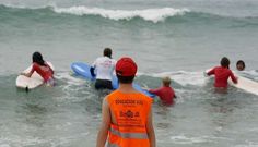 Un grupo de ni�os del campamento, en un bautismo de surf en A Lanzada. 