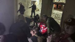 Labores de emergencia tras el ataque de un centro de salud en Kiev