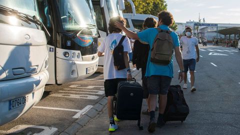 Estudiantes que se encontraban en cuarentena en Mallorca, a su llegada a la estacin martima para embarcar en el barco burbuja rumbo a Valencia