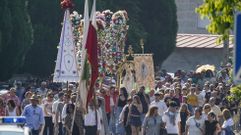 Estandartes y ramos con bolas de colores acompaan a la virgen en la procesin.