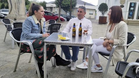 Luis Rey, al presentar en abril del 2023, a Miriam Mosquera (derecha) y su posible sustituta en la corporación, María José Blanco
