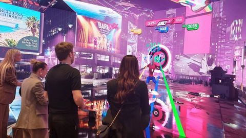 Jugando en el estand de la alemana T