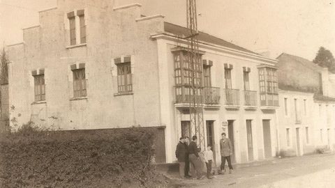 El antiguo estanco de Piñeiros, con Andrés Gómez (el más pequeño) entre sus amigos a la puerta