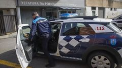 Fotografa de archivo de un agente de la Polica Local de Ribeira