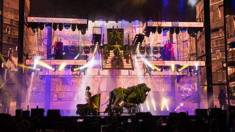 Puesta en escena con estética de la antigua Roma de la Orquesta Panorama.