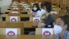 Alumnas gallegas minutos antes de comenzar la selectividad del 19/20 en Santiago