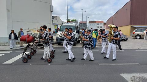 La charanga NBA anim las calles del barrio de San Antonio durante la maana