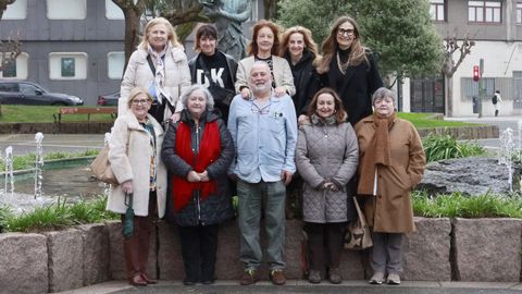 Algunos de los profesores del colegio en la actualidad. Arriba, Carmen �lvarez, Teresa Ferreiro, Lourdes Acu�a, Mar M�ndez y Eva Molt�. Abajo, Carmen Dequit, Carmen Tu�as, Carlos Garc�a, Margarita Vidal y Emilia Dequit