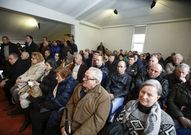 Alrededor de un centenar de propietarios se reunieron en la biblioteca de A Capela. 
