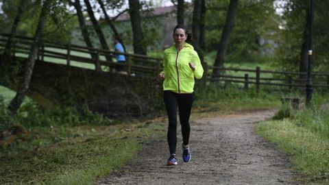 Gente caminando o haciendo deporte por el Paseo de Ponti�as en Lal�n