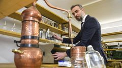 El profesor del CIFP Carlos Oroza Marcel Schaal, en la zona de destilados del laboratorio de alta especialización del proyecto «Servicios 5.0»