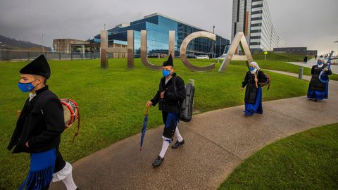 La banda de gaitas Ciudad de Oviedo toc frente a las puertas del Hospital Universitario Central de Asturias (HUCA)