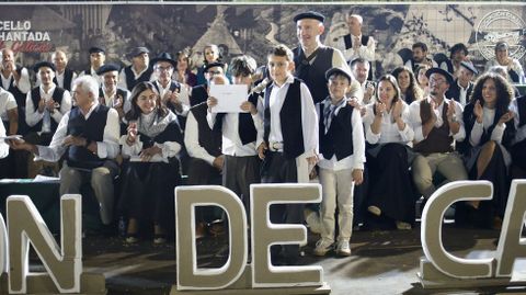 El pregonero de las fiestas entrega un premio del foli�n de Chantada