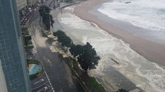 El mar llega al paseo mar�timo de A Coru�a