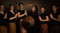 El equipo de Banyen Thai est� formado por Marta Gonz�lez, Yoneida Espinoza, Mar�a Lomba, Diana Blanco, Cristal Ricoy y Cristina Su�rez Acevedo, en el centro de la imagen, vestida totalmente de negro. En Banyen Thai Spa Urbano se recibe a los clientes con el cl�sico saludo de bienvenida tailand�s. 