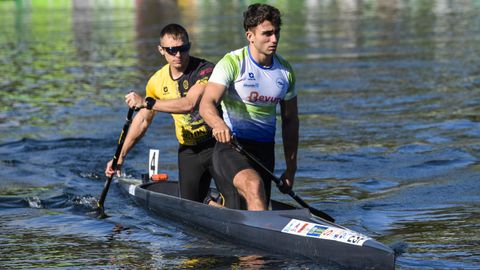 Adrián Sieiro, segundo del barco, junto al madrileño Daniel Grijalba, ayer antes de disputar el selectivo del C2 500 en el que se proclamaron vencedores