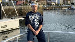 El artista Raul Clyde vestido con jorts, un estilismo de Marina Varela.