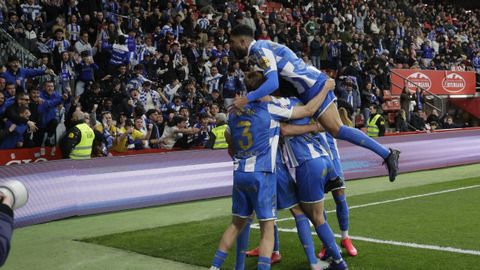 Los jugadores del Deportivo celebran el gol que supuso el 1-1 en El Molin�n.