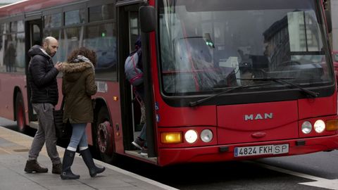 GENTE COGIENDO EL BUS URBANO EN A CORU�A