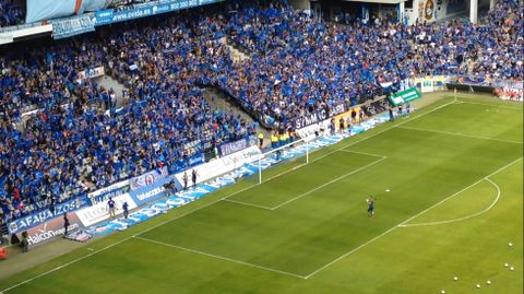 ESTEBAN SALUDA A LA AFICIN OVIEDISTA ANTE EL CDIZ