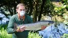 El r�o Narcea ha dado este a�o el 'campanu' de Asturias, el primer ejemplar en ser capturado tras la apertura de la temporada de pesca de salm�n y que ha sido echado a tierra por ��igo Justo Fern�ndez