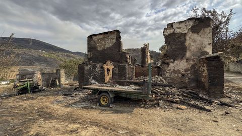 Incendio forestal en la comarca de Valdeorras. Entorno de Mones afectado por el fuego