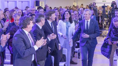Alfonso Rueda, aplaudido al llegar a la sala del Gaiás en el que se celebró el acto de primer año de legislatura junto a altos cargos de la Xunta, del PPdeG y miembros de la sociedad civil.