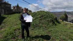 Jos� Roberto Fern�ndez, este martes en la finca que atraviesa el cable que no autoriz�, muestra todos los tr�mites que realiz� sin �xito