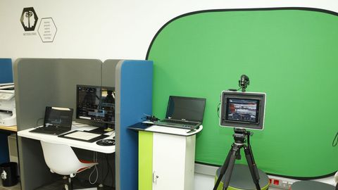 Los profesores podrn practicar la realidad virtual (chroma) y la oratoria con un atril. Se abre as a materias de letras