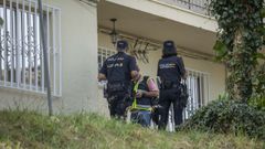 Agentes de la Polic�a Nacional en la puerta de la vivienda del Banco do Pobre en la que se sit�a el mayor punto de venta de Santiago.