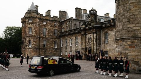 El fretro llega al palacio de Holyrood