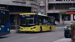 Un bus urbano, en una de sus paradas en Ourense.