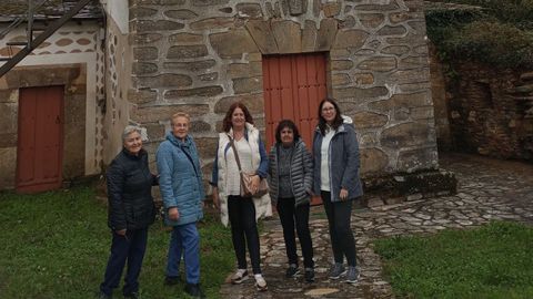 La historiadora navarra Begoa Lpez (en el centro) visit esta semana la iglesia de la parroquia de Rozavales, en Monforte