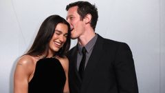 Dua Lipa y Callum Turner en la fiesta de Vanity Fair en los �scar.