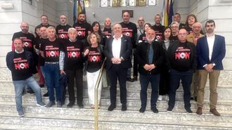 La plataforma y el alcalde y ediles de A Laracha, en la Deputaci�n da Coru�a