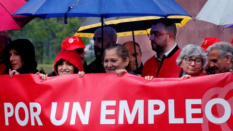 La ministra de Sanidad, Consumo y Bienestar Social, Mara Luisa Carcedo, y el candidato del PSOE a la presidencia de Asturias, Adrin Barb (3d), participan en la manifestacin del 1 de mayo convocada hoy en Mieres 