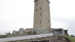Parte de la rampa de entrada a la Torre est� ocupada por vallas y hay una zanja abierta