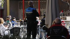 Un polic�a local, en un control en la plaza de San Antonio