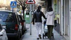 Una pareja con un carrito de beb, en imagen de archivo