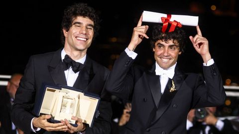 Javier Calvo y Javier Ambrossi, Los Javis, directores del filme &laquo;La bola negra&raquo;, celebrando su triunfo en Cannes.