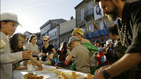 Desfile de carnaval del conservatorio de Ribadavia.En Ribadavia, el desfile de entroido combin disfraces y mucha msica. Estaba protagonizado por los integrantes del conservatorio