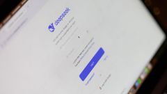 Una persona probando el asistente DeepSeek.