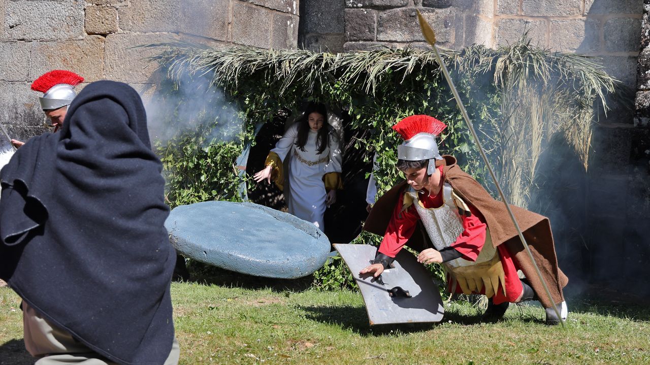 Lluvia de pétalos y confeti para despedir la Semana Santa de Paradela