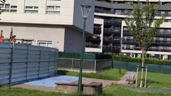 La valla cortando buena parte del parque infantil de Nuevo Roces