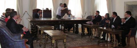 Elena Candia recibe las felicitaciones de su antecesor, Orlando Gonz�lez, ante los miembros de la corporaci�n, que aplauden