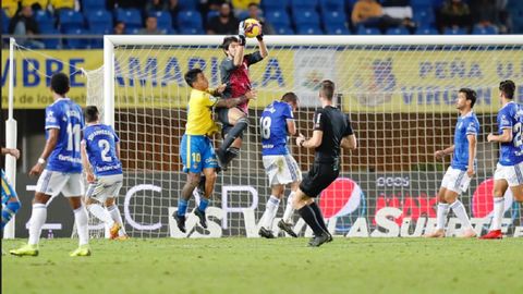 Nereo Champagne atrapa un baln en el UD Las Palmas-Real Oviedo